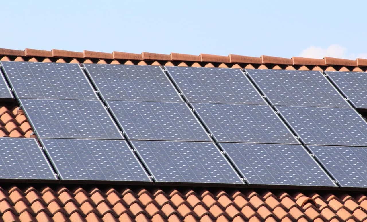 Zonnepanelen op een dak van een Nederlands huis